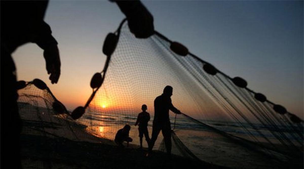 Pak detains 12 Indian fishermen off Gujarat Coast